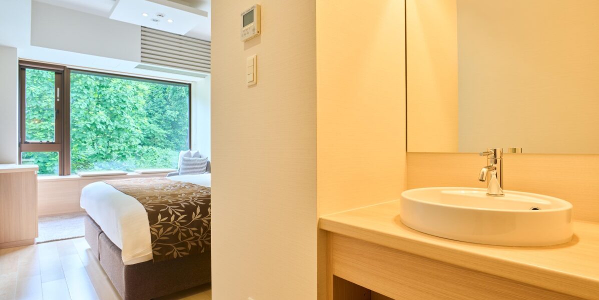 20250723 Ki KN520 Hotel Room Resort Summer Sink Bed DSC1959 Lores 1