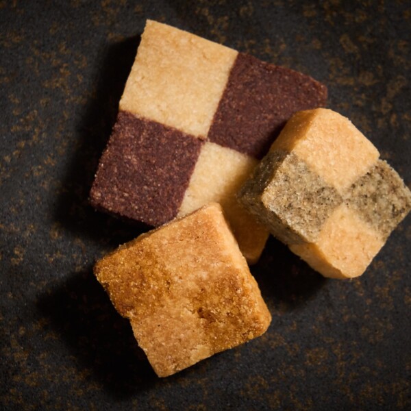 四角のツートン：ココア、カボチャ、黒ゴマの３色で彩り豊かに。ザクザク食感。