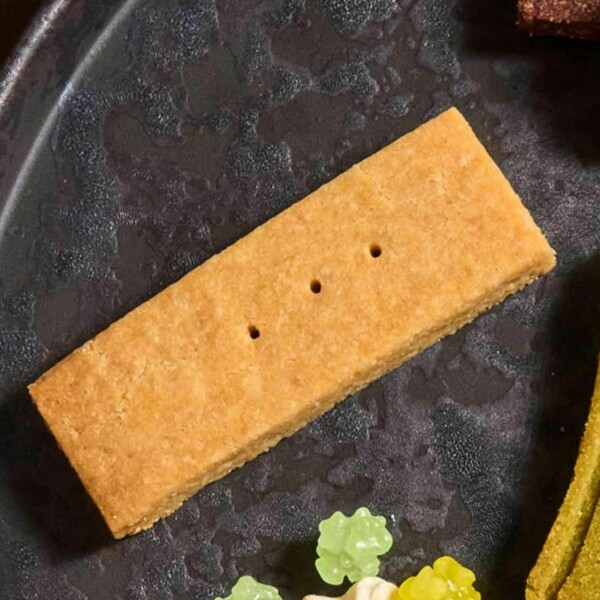 長方形：みそチーズ。米粉だからこそ合う味わい、お茶にもお酒にもおすすめ。